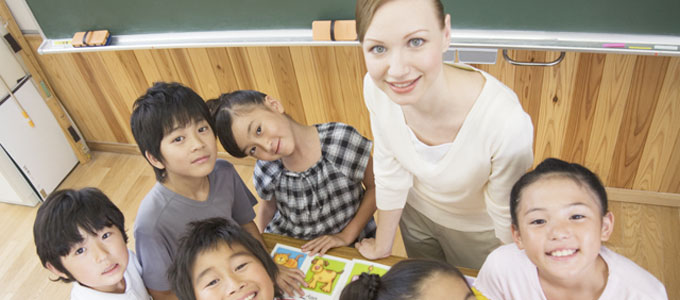 英語の授業を受ける小学生