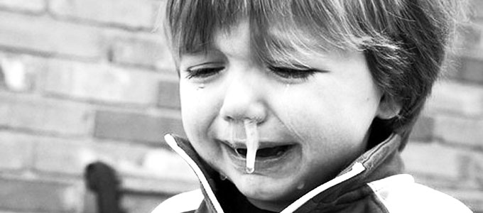 鼻水を垂らす、風邪気味の子