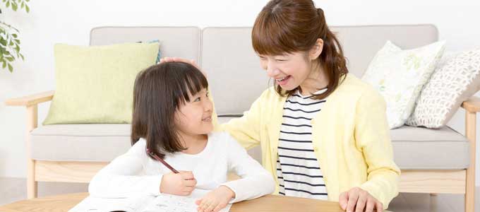 子どもを褒める親