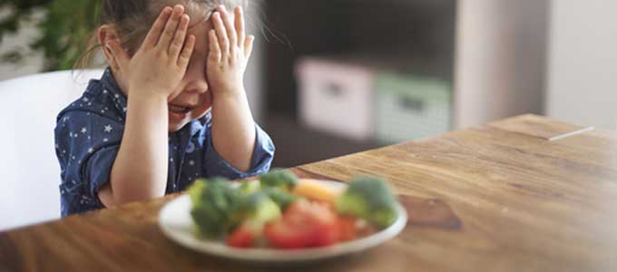 食べ物の好き嫌いを言う子ども