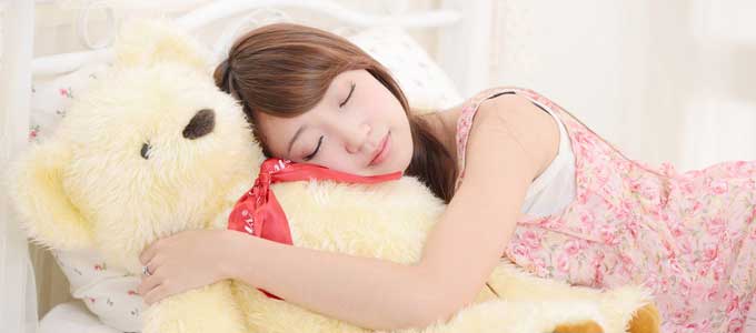 眠っている女性