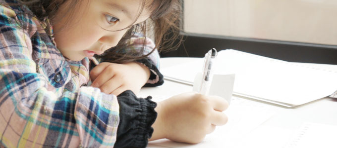 ペンを握る子ども