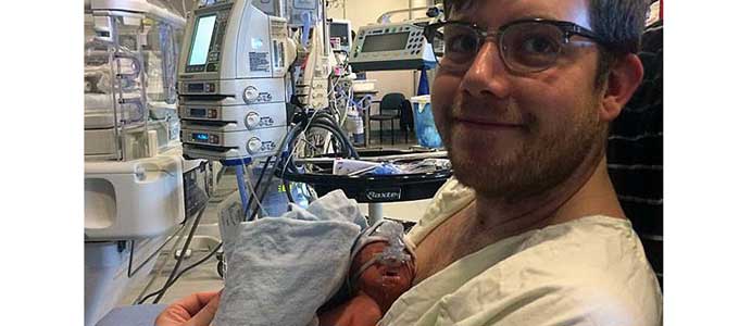 ディラン・ベンソン(Dylan Benson)さんと息子のアイバー