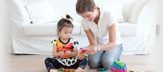 おもちゃで遊ぶベビーシッターと子ども