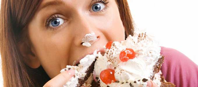 無性にケーキが食べたくなる女性